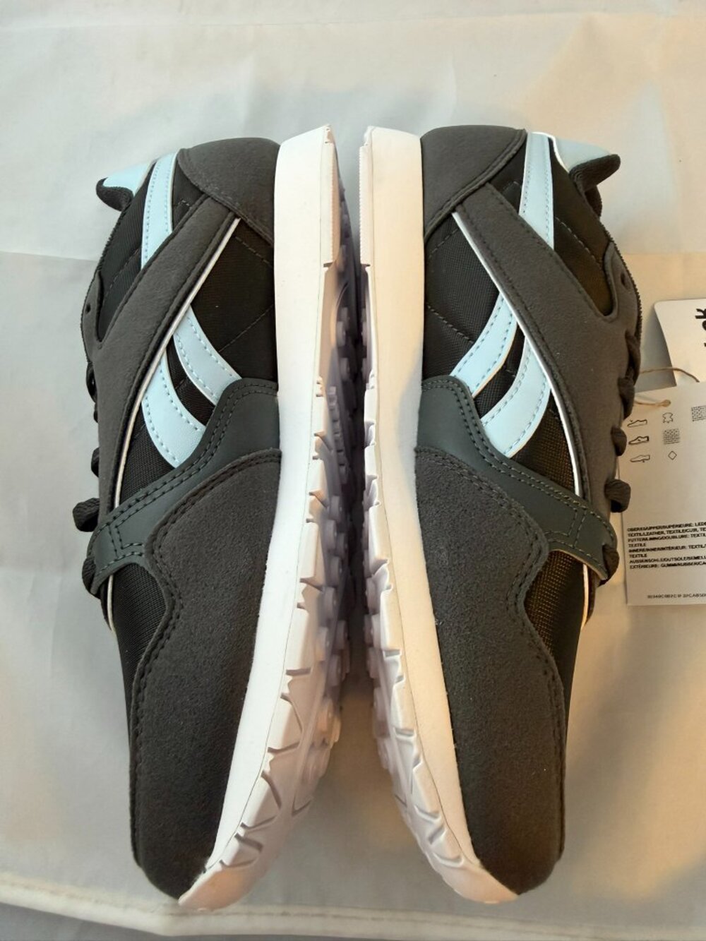 Reebok  Women's Classic Nylon Sneaker   Black/Blue Women Size 7   NIB